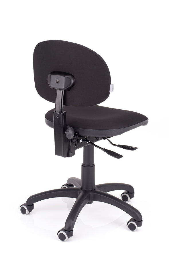 Ergonomski računlaniški stol styl sinhron v blagu črne barve z gumiranimi kolesi za občutljivo podlago