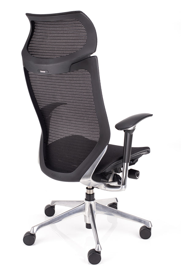 Robusten delovni stol okamura CP v mreži črne barve z velikimi gumiranimi kolesi za občutljivo podlago
