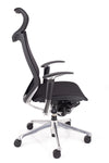Prefinjen stol okamura CP v mreži črne barve z ročnimi opirali in ergonomsko blazinico