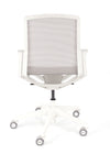 Kakovosten računalniški stol cynara v beli barvi z ergonomsko oblikovanim naslonom kateri je tapeciran v zračno mrežo