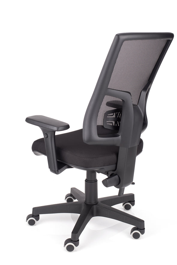 Udobni pisarniški stol orion z naslonom v mreži in sedežem v blagu črne barve z močnim pvc podnožjem katero zagotavlja stabilnost in trajnost