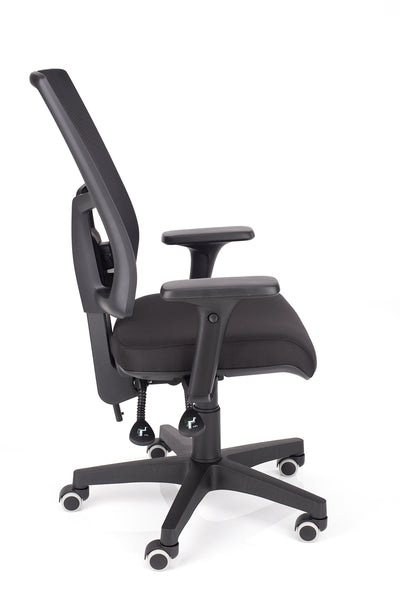 Ergonomski pisarniški stol orion z naslonom v mreži in sedežem v blagu črne barve
