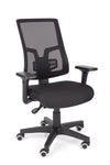 Robustni pisarniški stol orion z naslonom v mreži za maksimalno udobje in zračnost in sedežem v blagu črne barve 