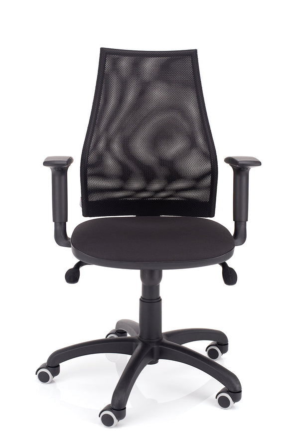 Kvalitetni delovni stol dynamic classic z naslonom v črni mreži in sedežem črne barve z maksimalnim kotom naslona naprej