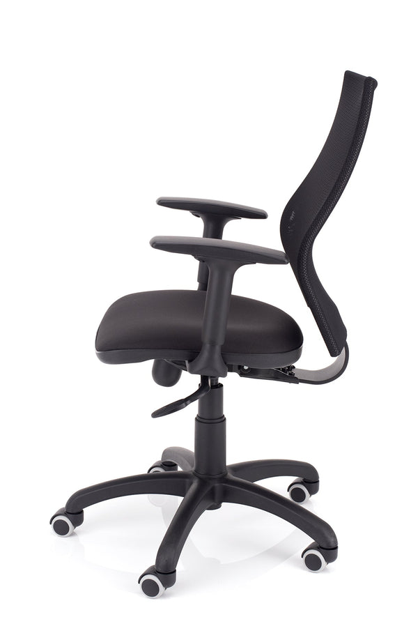 Robusten računalniški stol dynamic classic z ergonomskim naslonom s poudarjeno ledveno podporo v črni mreži in sedežem črne barve 