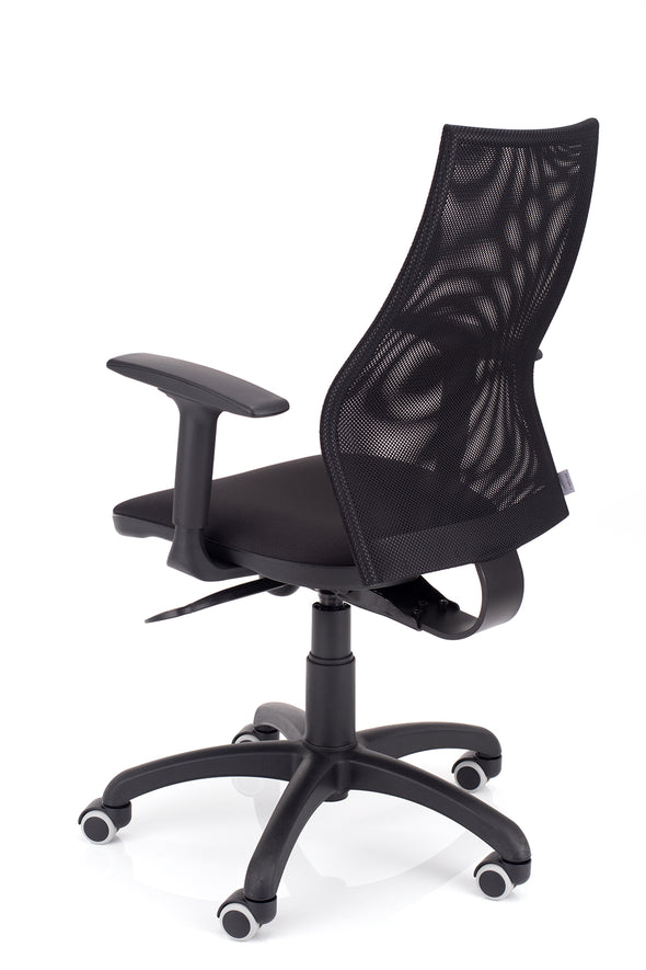 Kvalitetni pisarniški stol dynamic classic z naslonom v črni mreži in sedežem črne barve z močnim podnožjem katero zagotavlja stabilnost in trajnost