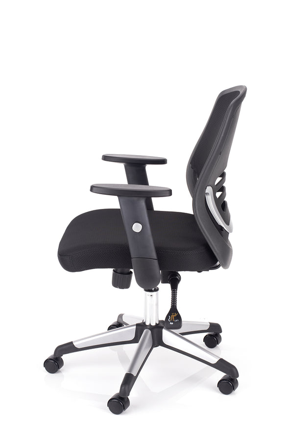 Kakovosten delovni stol delta v črni barvi z mrežastim naslonom kateri zagotavlja zračnost in prijetno mehak občutek pri sedenju