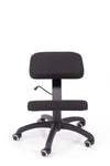 Pisarniški stol ergonom v blagu črne barve z ergonomsko oblikovanim sedežem in oporo za noge