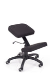 Zanimiv stol ergonom v blagu črne barve povečuje produktivnost