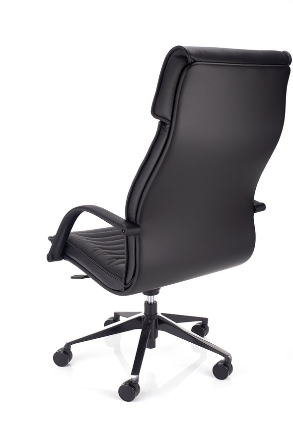 Kvalitetni delovni stol president iz usnja črne barve z stabilnim in močnim kovinskim podnožjem katero zagotavlja trajnost