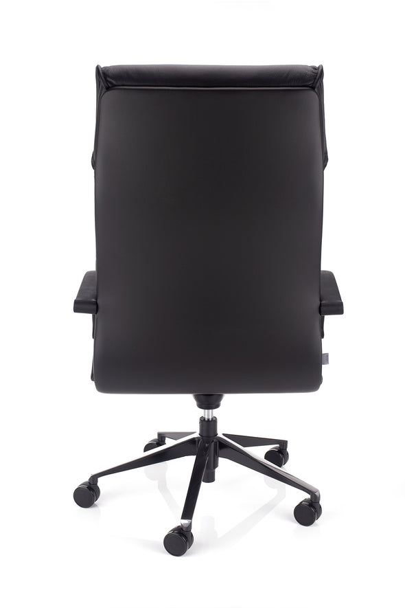Pisarniški stol president iz usnja črne barve z ergonomsko oblikovanim naslonom kateri je dodatno izbočen, kar daje hrbtenici potrebno podporo pri večurnem sedenju in delu