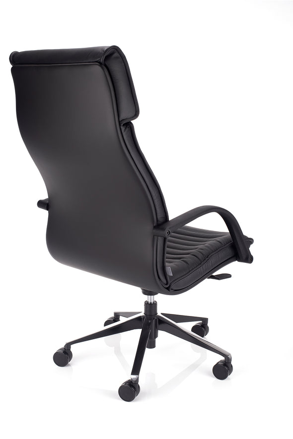 Kakovosten delovni stol president iz usnja črne barve z  močnimi gumiranimi kolesi primernimi za občutljivo podlago