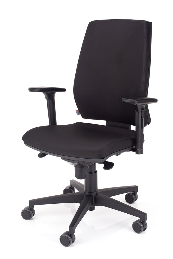 Kvalitetni pisarniški stol sigma v blagu črne barve z sinhron mehanizmom kateri omogoča nastavitev pet pozicij