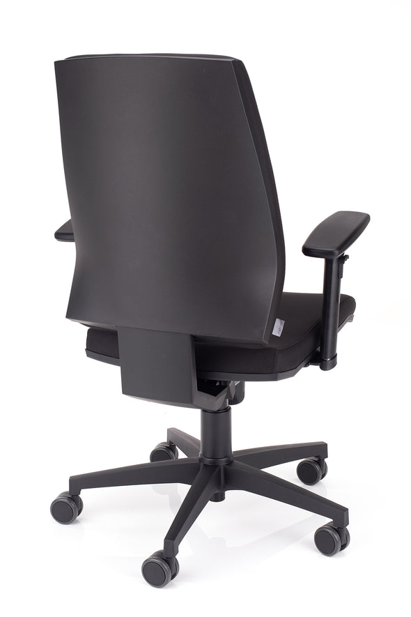 Kvalitetni računalniški stol sigma v blagu črne barve z velikimi gumiranimi kolesi primernimi za občutljivo podlago