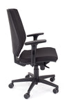 Pisarniški stol sigma v blagu črne barve z ergonomsko oblikovanimi nastavljivimi ročnimi opirali