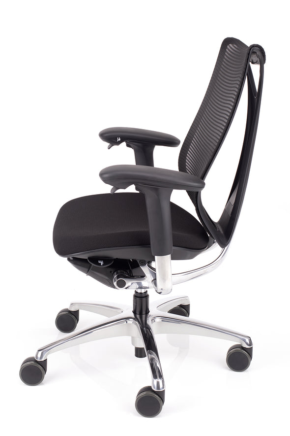 Udoben pisarniški stol sabrina črne barve z ročicami na ročnimi opirali za nastavitev stola