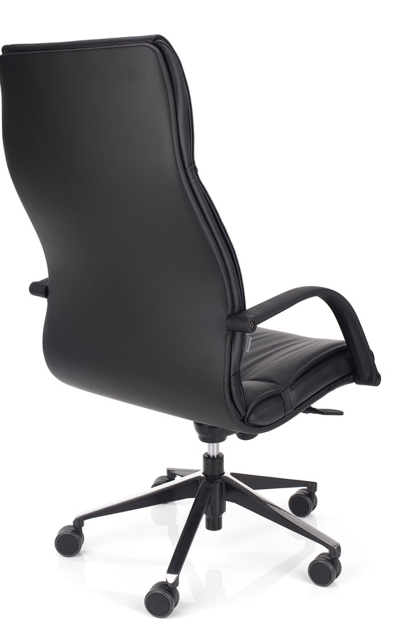 Udobni delovni stol comfort mpd v usnju črne barve z gumiranimi kolesi primernimi za občutljivo podlago