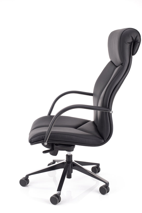 Udoben direktorski stol ambasador v usnju črne barve z ergonomsko oblikovanim oblazinjenim vzglavnikom