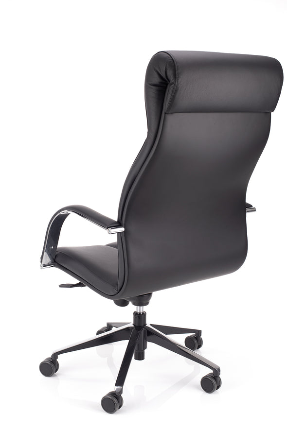 Kvalitetni direktorski stol ambasador v usnju črne barve z gumiranimi kolesi primernimi za občutljivo podlago