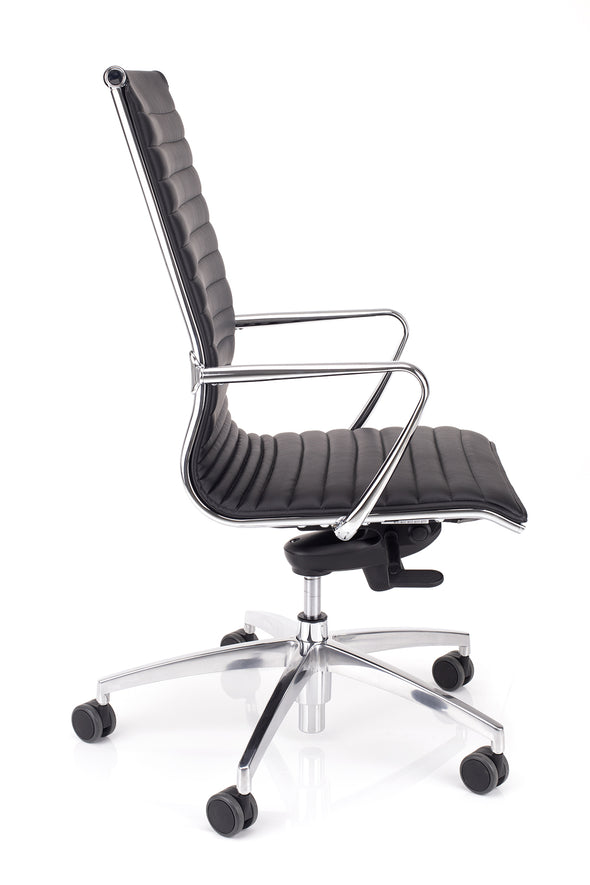 Ergonomski delovni stol alia v blagu črne barve z krom ročnimi opirali
