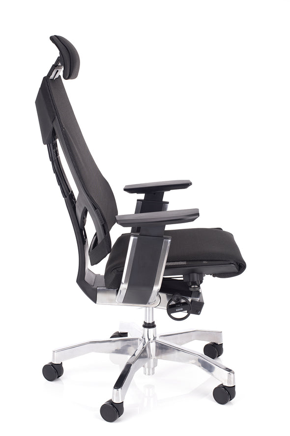 Udoben in kvaliteten pisarniški stol genidia v mreži  črne barve z 3D ročnimi opirali